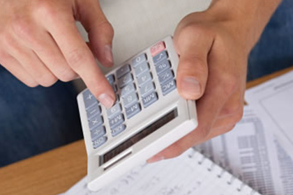 异地起诉欠款开庭需亲自前往当地吗？